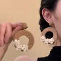 Détail de boucles d'oreilles en rotin tressé avec fleurs en tissu blanc et perles - 20# Tige en argent - Rotin café avec 3 fleurs blanches (G)