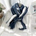 Écharpe dégradée bleu et blanc en coton et lin avec glands sur une blouse blanche - 200*95CM / Bleu Brume