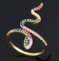 Bague serpent dorée ornée de zircons arc-en-ciel multicolores au design élégant - Serpent en zircon coloré