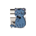 Spilla in smalto gatto blu carino che tiene un accendino nero accessorio per abbigliamento - Stile Gatto Blu con Accendino (QHXZ408)