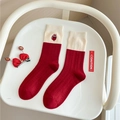 Rote und cremefarbene Kaschmir-Socken mit Katzenstickerei und warmer Rippenstruktur - Besticktes Farbblock