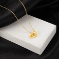 Collar minimalista de doble corazón entrelazado en acabado dorado con superficie pulida - Dorado