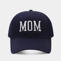 Primer plano del bordado MOM blanco en una gorra de béisbol de algodón azul marino - Sólido MOM / Azul marino