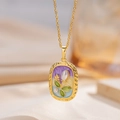 Französische Vintage-Halskette mit Emaille-Blumenanhänger und Perlen auf Goldkette - Lila Halskette