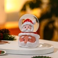 Nahaufnahme der leuchtenden Weihnachtsmann-Kristallkugel mit Glitzer auf weißem Tablett - Weihnachtsmann - Leuchtend