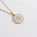 Collier en acier inoxydable doré avec pendentif rond en nacre et motif fleur ajouré - Or-Pendentif Fleur en Coquille Blanche