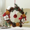 Corona navideña con piñas, naranjas secas y campana roja para decoración de puertas - Corona de Pino Artificial Estilo C 35cm (Elementos Naturales) / 35cm