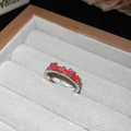 Detail eines verstellbaren Silberrings mit roter Emaille und 3D-Schleifen-Dekor - Silber Rot Emaille Schleife Stil