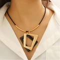 Collier avec cordon en cuir noir, tubes dorés et pendentifs carrés géométriques - 06 Collier Carré Double Découpe Noir et Or Mat (K-999)