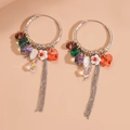 Detalle de pendientes de aro plateados con corazones de cristal y borlas metálicas - Hebilla de oreja-Colorido