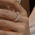 Minimalistischer Ring mit weißen Perlen und einer kleinen Goldperle an der Hand - Perle mit Goldperle (J5779)