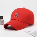 Klassische rote Baseballkappe mit weißer Gothic K Stickerei und gebogenem Schirm - Verstellbar / Rot