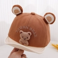 Dettaglio cappellino neonato con orecchie di orso 3D e ricami applicati Bowen Bear - 48cm 6-24 Mesi / caffè