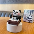 Figurine de panda en résine en pose d'écriture avec socle blanc pour bureau ou voiture - Poésie / Boîte de Couleur