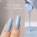 Vernis à ongles F109 Serene Blue avec finitions mate et brillante sur les ongles - F109 Bleu Serein