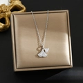 Dettaglio della collana con pendente a foglia di ginkgo in argento e zirconi bianchi - Argento-Foglia di Ginkgo