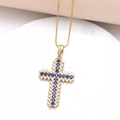 Collana con pendente a croce placcata in oro con zirconi blu e bianchi e catena - Blu