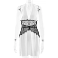 Sexy witte satijnen slipdress met zwart kant en open rug ontwerp op een mannequin - S / Wit
