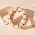 Dettaglio macro del bracciale elastico in resina beige marmorizzata con inserti dorati - Bracciale Elastico Marmorizzato Bianco Riso / Bianco Riso Marmorizzato (HB3440)