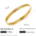 Detailansicht des 18K vergoldeten Blattarmbandes mit Kristallen und 61mm Innendurchmesser - Gold (NB-B6388-G)
