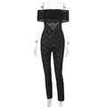 Detailansicht des schwarzen Spitzen-Jumpsuits mit schulterfreiem Design und transparentem Muster - S / Schwarz