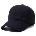 Dunkelblaue Winter-Basecap mit Ohrenschutz und SPORT-Stickerei für Herren draußen - Sport Stickerei Navyblau