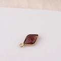 Detail eines Rautenanhängers mit dunkelrotem Kristall und Goldrahmen für DIY-Schmuck - Dunkelrot (4#)