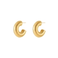 Élégantes boucles d'oreilles créoles dorées en C avec texture spirale et design creux - Style Épais Côtelé en Forme de C (STE2431)