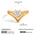 Anillo impermeable de acero inoxidable dorado en forma de V con circón corazón - Estilo Corazón Doble Forma de V (JDR0306070) / Dorado