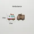 Dettaglio fronte e retro di un ciondolo a forma di ambulanza in smalto per gioielli - Ambulanza