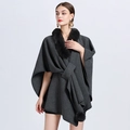 Capa poncho de punto gris oscuro con cuello de piel sintética negra y pompones - gris oscuro