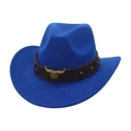 Detail eines hellblauen Cowboyhuts mit Lederband und goldenem Stierkopf-Ornament aus Filz - Einheitsgröße / Königsblau (Goldener Stier)