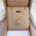 Dettaglio della collana in acciaio al titanio argento con pendente tondo in scatola regalo - Acciaio al titanio / Argento