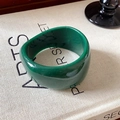 Minimalistischer smaragdgrüner breiter Harzring mit glattem, poliertem Finish - Grün