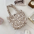 Dettaglio di una borsa tote in tela con motivo a cuore leopardato marrone di tendenza - Cuore Leopardato Beige
