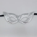 Zilveren pailletten masker met zwarte linten, perfect voor feestjes en carnaval evenementen. - Pailletten-zilver