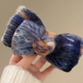 Blauwe en grijze pluche strik haarklem met pluizige mohair textuur voor dames - Eendenbek haarclips / Blauw