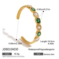 Bracelet rétro français en acier inoxydable doré avec zircons verts et transparents - Bracelet Ouvert à Texture Ondulée Sertie de Pierres (JDB0104030)