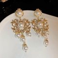Makroaufnahme von goldenen Blumenohrringen mit Perlen, Kristallen und langen Quasten - Luxus Perle Kristall Quaste Langer Stil (15#)