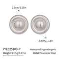 Dettaglio degli orecchini a bottone circolari a specchio con misura diametro 2,9 cm - Argento (YYE025109-P)