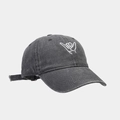 Détail d'une casquette en coton gris foncé avec broderie blanche du geste de la main Shaka - Réglable / Gris