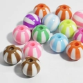 Détail macro de perles rondes rayées en acrylique coloré pour bijoux faits à la main - Perle Ronde Rayée Pastèque (12mm-Couleur mixte) / 50 Pcs/Paquet