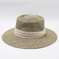 Klassischer Strohhut mit flacher Krone, breiter Krempe und beige Plissee-Schleife - M (56-58cm) / Gebrochenes Weiß