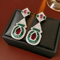 Vue détaillée de boucles d'oreilles vintage argentées avec pierres rouges et vertes - Tige en Argent - Violet et Vert