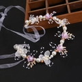 Dettaglio cerchietto sposa con foglie dorate, perle e decorazioni floreali rosa - Fascia in filo di rame / Viola