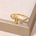 Dettaglio macro dell'anello a forma di ape dorata con ali incise e finitura lucida 18K - Ape (JZ6643-t) / Oro