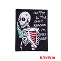 Punk Skelett Aufnäher mit Kaffeetasse und Herzdetail, Größe 6,9x9cm für DIY - Skelett Kaffee