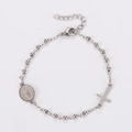 Detail van zilveren kralenarmband met religieus kruis en Sint-Benedictus bedeltjes - Staalkleur