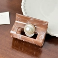 Pinza para el pelo de acetato marrón jaspeado con perla blanca en mesa de madera - Pinza cuadrada color café-6cm