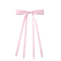 Detalle de lazo de satén rosa claro con cuatro cintas largas de borlas para el pelo - Rosa (11)